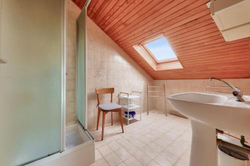 une salle de bain avec un lavabo et des toilettes et une fenêtre dans l'établissement St Pierre de Quiberon - Maison 6 Personnes, à Saint-Pierre-Quiberon