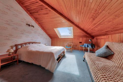 - une chambre avec 2 lits et un plafond avec une fenêtre dans l'établissement St Pierre de Quiberon - Maison 6 Personnes, à Saint-Pierre-Quiberon