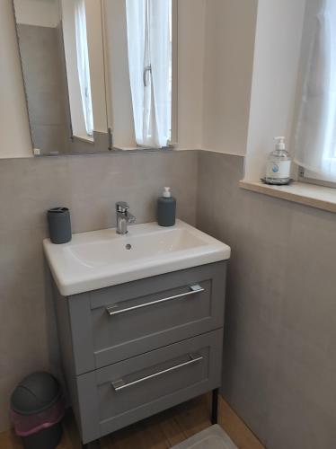 een badkamer met een wastafel en een spiegel bij KAIROS RESIDENCE in Parma