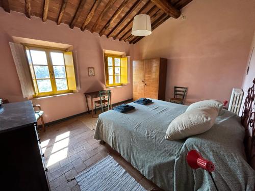 - une chambre avec un lit, une table et des chaises dans l'établissement La Casina dei Frati, à Lucques