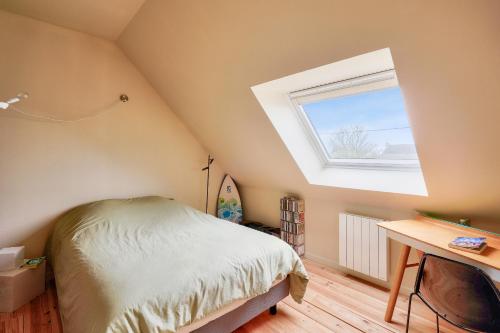 Ένα ή περισσότερα κρεβάτια σε δωμάτιο στο À 1km de la plage de Pors carn, maison pour 6