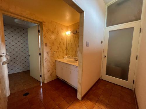 uma casa de banho com um lavatório e um espelho em vihome-Quiet House near Bayview Village and Subway em Toronto