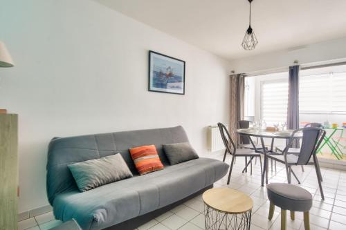 un salon avec un canapé et une table dans l'établissement 2 adultes 2 enfants - Pointe de l'île de Noirmoutier, à Noirmoutier-en-l'lle