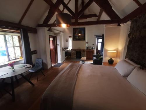 穆林加爾的住宿－Catstone Lodge Studio 2，一间卧室设有一张床和一间客厅。