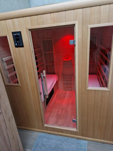 uma porta para um pequeno quarto com uma cama rosa em Klein duimpje em Echt