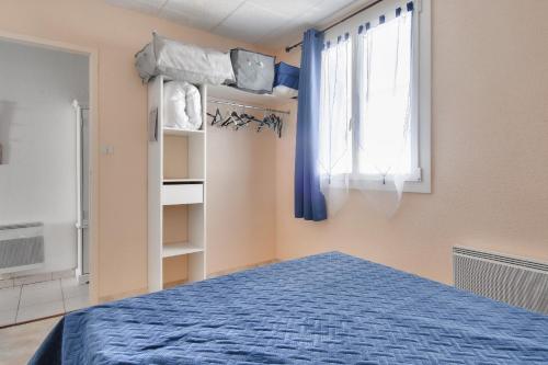 une chambre avec un lit et une fenêtre dans l'établissement Parenthèse reposante tout près de la mer, à La Parée Preneau