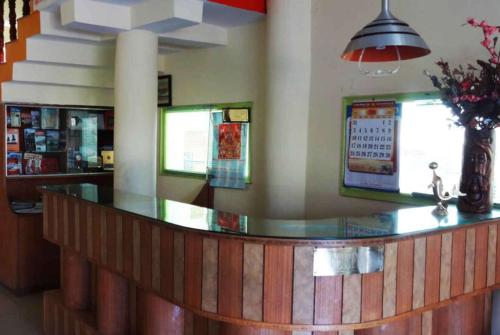 un bar dans un restaurant avec comptoir dans l'établissement Goroomgo Hotel Happy Home Stay Khajuraho, à Khajurâho