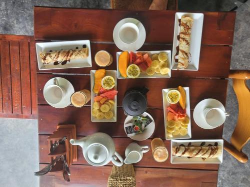 een tafel met veel borden eten erop bij Villa 26 Weligama in Weligama