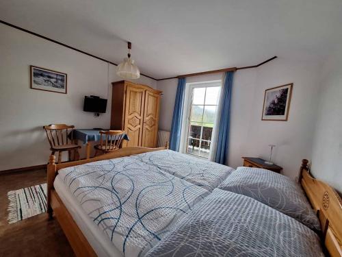 - une chambre avec un lit, un bureau et une fenêtre dans l'établissement Haus Oberfeichtner, à Mitterbach am Erlaufsee