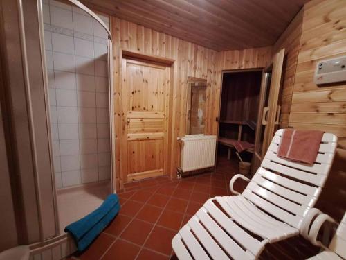 Cette chambre dispose de murs en bois et d'un banc blanc. dans l'établissement Haus Oberfeichtner, à Mitterbach am Erlaufsee