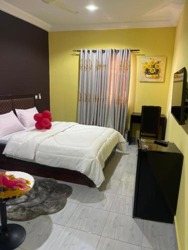 um quarto com uma cama com uma flor vermelha em The Vinesplash em Lapaz
