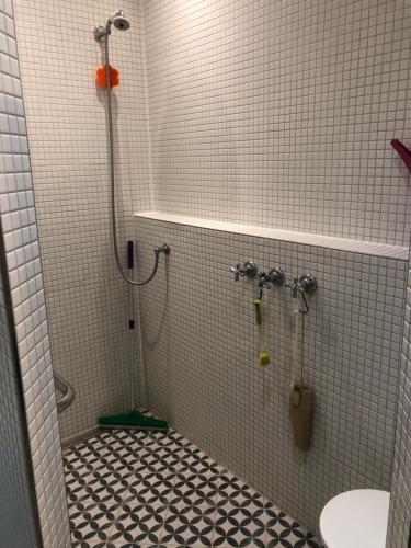 シュトゥットガルトにあるZimmer mit Parkblickのバスルーム(シャワー、トイレ、洗面台付)