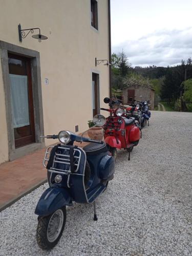 a row of scooters parked next to a building at Agriturismo Da Nonna Argia in Massa e Cozzile