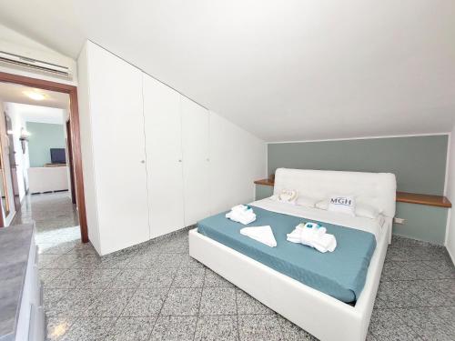 een slaapkamer met een bed met handdoeken erop bij My Garda Holiday Home Peschiera 1 in Peschiera del Garda