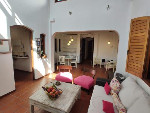 un salon avec un canapé blanc et une table dans l'établissement "La Almagro", à San Fernando del Valle de Catamarca