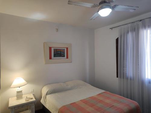 une chambre avec un lit et une table avec une lampe dans l'établissement "La Almagro", à San Fernando del Valle de Catamarca