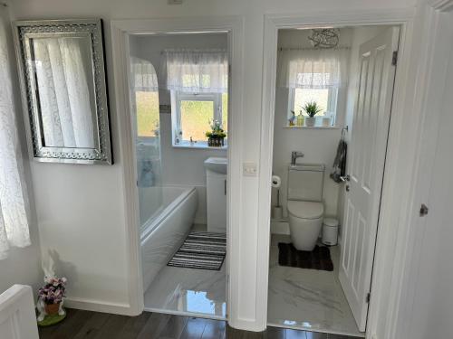 Ένα μπάνιο στο Modern 3-Bed Hideaway Near Westgate With Parking
