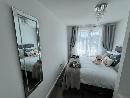Ένα ή περισσότερα κρεβάτια σε δωμάτιο στο Modern 3-Bed Hideaway Near Westgate With Parking