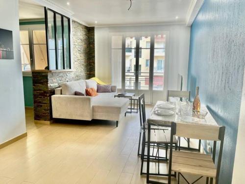 un salon avec un canapé et une table dans l'établissement Mérimée YourHostHelper, au Cannet