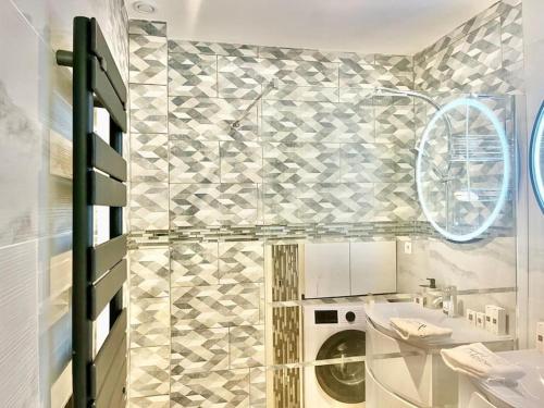 - une salle de bains pourvue d'un lave-linge dans l'établissement Mérimée YourHostHelper, au Cannet