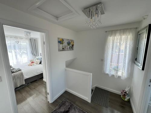 Ένα ή περισσότερα κρεβάτια σε δωμάτιο στο Modern 3-Bed Hideaway Near Westgate With Parking
