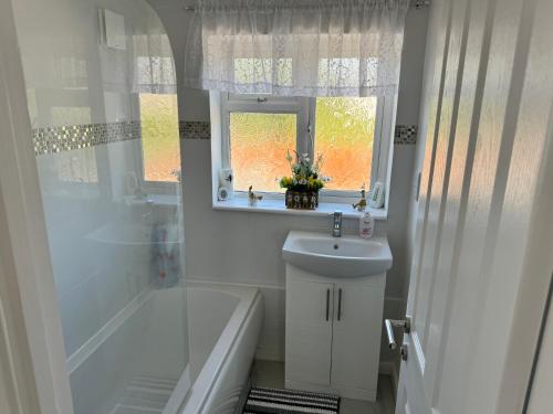 Ένα μπάνιο στο Modern 3-Bed Hideaway Near Westgate With Parking