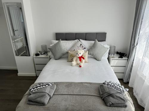 Ένα ή περισσότερα κρεβάτια σε δωμάτιο στο Modern 3-Bed Hideaway Near Westgate With Parking