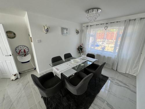 Χώρος καθιστικού στο Modern 3-Bed Hideaway Near Westgate With Parking
