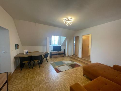 un salon avec un canapé et une table dans l'établissement BullsLiving Seeapartment 4 AM CORSO, à Velden am Wörther See