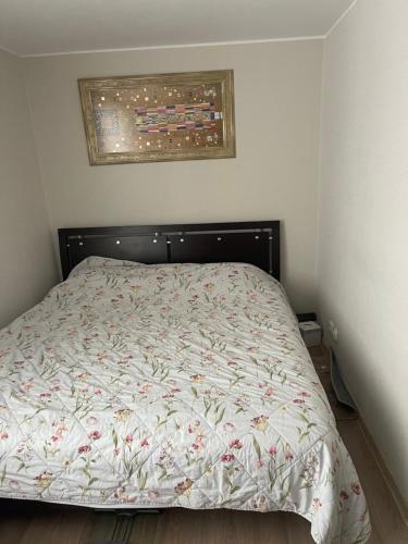ein Bett in einem Schlafzimmer mit einer Bettdecke darauf in der Unterkunft Tammiku Tamme in Tammiku