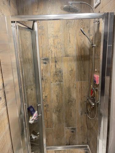 eine Dusche mit Glastür im Bad in der Unterkunft Tammiku Tamme in Tammiku