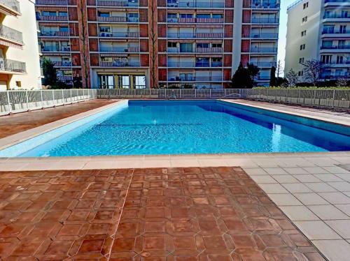 une piscine vide en face d'un bâtiment dans l'établissement menton roquebrune Cap Martin Monaco face mer, à Roquebrune-Cap-Martin