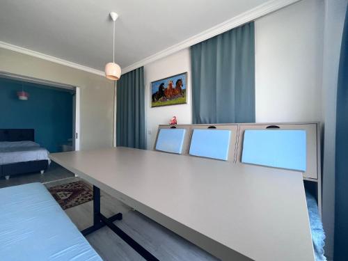 een kamer met een grote witte tafel met drie foto's bij Love of Bodrum House in Bodrum City