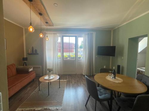 Televízia a/alebo spoločenská miestnosť v ubytovaní BullsLiving Seeapartment 3 AM CORSO