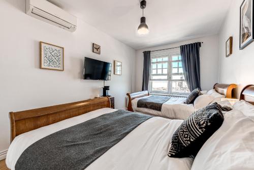 Ένα ή περισσότερα κρεβάτια σε δωμάτιο στο North House - Hôtel Automatisé Manoir des Remparts