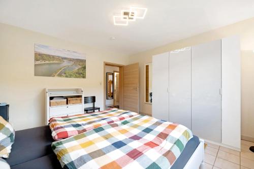 a bedroom with a king sized bed and a kitchen at Rheinferien in Kamp-Bornhofen