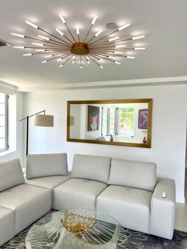 Area soggiorno di WOW! Best Location! Best Unit! New Renovated South Beach Ocean Front
