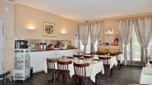 オルネー・スー・ボアにあるHOTEL DU PARCのキッチン、ダイニングルーム(テーブル、椅子付)
