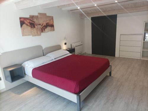 um quarto com uma cama grande e um cobertor vermelho em CARLO'S Home em Catânia