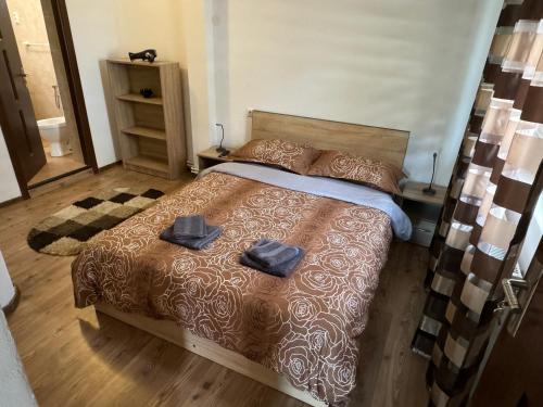 ein Schlafzimmer mit einem Bett mit zwei Handtüchern darauf in der Unterkunft Casa M Belvedere in Călimăneşti