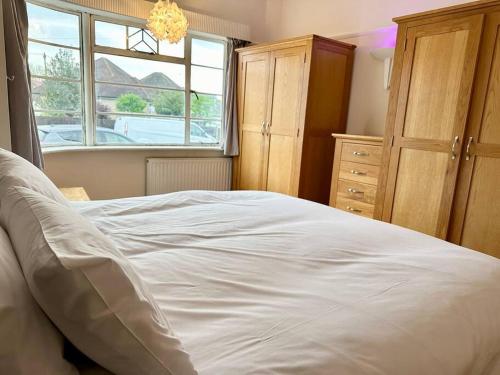 Ένα ή περισσότερα κρεβάτια σε δωμάτιο στο 4 bed family home + Garden Twickenham.