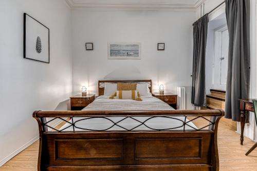 Ένα ή περισσότερα κρεβάτια σε δωμάτιο στο North House - Hôtel Automatisé Manoir des Remparts