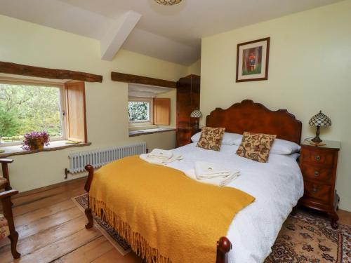 Gallivantin Cottage في ليبرن: غرفة نوم بسرير كبير ونافذة