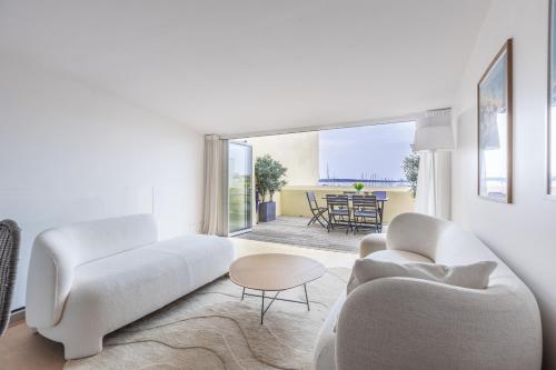 un salon avec deux canapés et une table dans l'établissement A3B047 TRIPLEX MODERNE TERRASSE vue MER, à Cannes