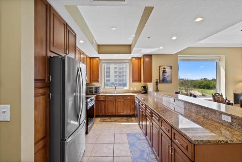 uma grande cozinha com um frigorífico de aço inoxidável em Santo Amaro Unit 301B at Lost Key Golf & Beach Club em Pensacola