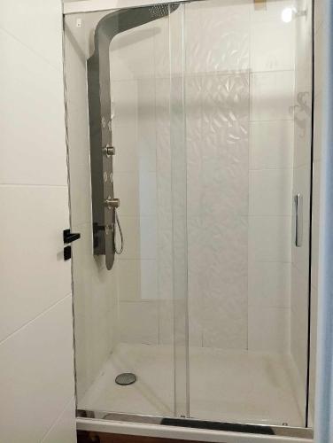 une douche avec une porte vitrée dans une salle de bain dans l'établissement LE COCON l'unique expérience Cinéma room de la Grange Savoyarde 1km du Lac d'Annecy, à Lathuile