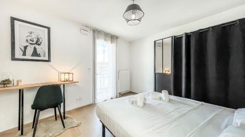 une chambre avec un lit, un bureau et une chaise dans l'établissement HOMEY CHLOE - New - Parking gratuit - Balcon privé - Proche Genève, à Annemasse