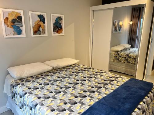 - une petite chambre avec un lit et un miroir dans l'établissement Studio 2 Vila Clementino, à São Paulo