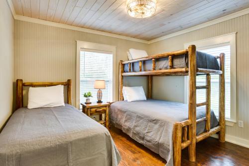Theriot的住宿－Dularge Copper Landing - Steps to Falgout Marina，一间卧室设有两张双层床和一扇窗户。