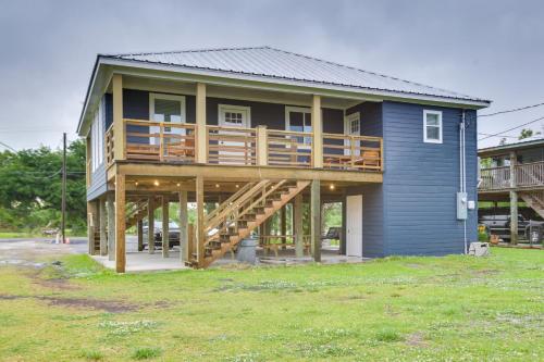 Una casa con una gran terraza a un lado. en Dularge Copper Landing - Steps to Falgout Marina, en Theriot